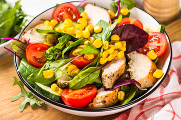 Salad with Chicken and vevetables.