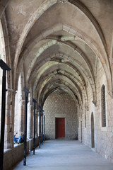 Un hombre escucha música en un pasillo de arquitectura gótica