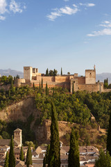 Obraz premium Panoramic view of the Alhambra with Sierra Nevada in the background, Granada, Andalusia, Spain