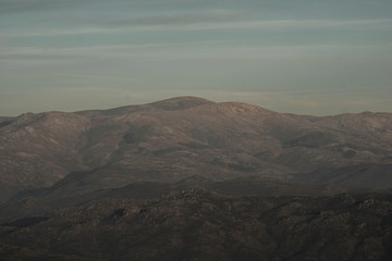 Bonita paisagem das montanhas ao pôr do sol