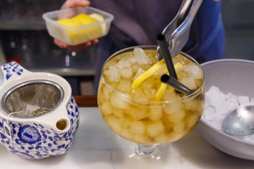 Té helado con limón