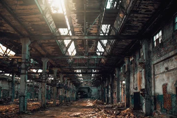 Poster Verlaten griezelig fabriekspakhuis binnen, verlaten grunge industriële achtergrond. © DedMityay