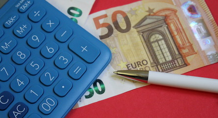 calcolatrice e banconote in euro - business