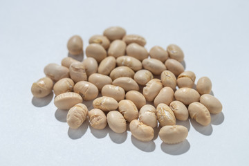 節分、白い背景に盛られた豆まきの福豆