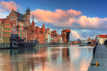 Obraz premium Beautiful scenery of the old town in Gdansk over Motlawa river at sunrise, Poland.
