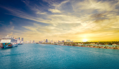 Sunset in Miami Port - obrazy, fototapety, plakaty