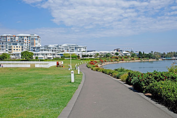 Obraz premium Cabarita wharf to Breakfast point coastal walk with modern houses, Sydney, Australia