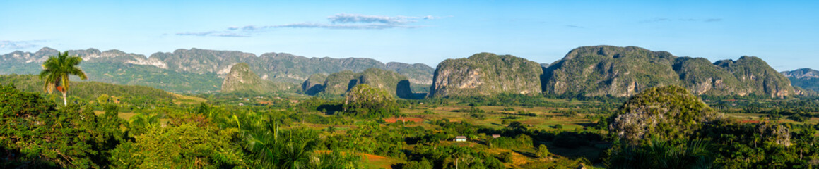 Fototapeta na wymiar Panoramic view of the Viñales valley in Cuba