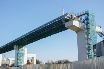 支柱が建つインターチェンジの建設工事現場の風景