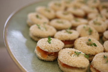sanduiches de salmão defumado com queijo cremoso