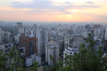 Fototapeta na wymiar pôr do sol em São Paulo