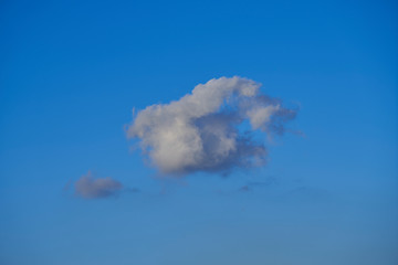 青空の真ん中に雲ひとつ