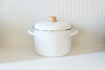 白い鍋　背景　白背景　余白　タイル　おしゃれ　朝　料理　ライフスタイル　コピースペース　文字スペース　ホワイトスペース　部屋　室内　キッチン