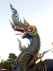 Fototapeta na wymiar chinese dragon on the roof of thai temple