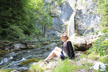 Naklejka premium Hübsche Frau am Wasserfall