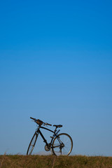 青空の中のサイクリング（縦位置）