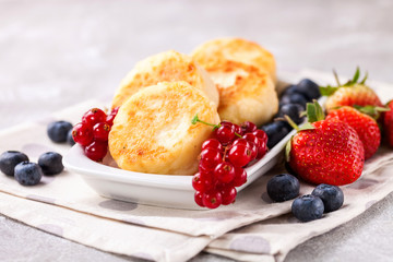 Cottage cheese pancakes with berries. Selective focus. Russian cheesecakes. Copy space