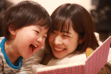 絵本を読む親子