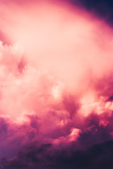 Atardecer con cielo de nubes rosadas