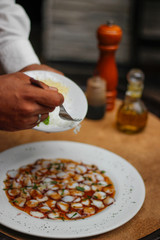 Preparando carpaccio de pulpo 