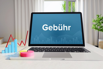 Gebühr – Business/Statistik. Laptop im Büro mit Begriff auf dem Monitor. Finanzen/Wirtschaft.