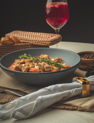 pasta penne acompañado de vino y pan 