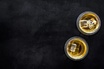 Poster Whisky met ijs. Naar glazen sterke alcoholische drank op een zwart bureau van boven naar beneden kopieerruimte © 279photo