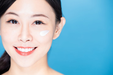 Obraz premium woman apply lotion on face