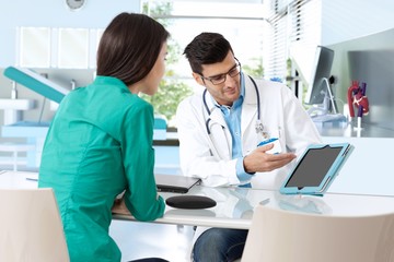 Obraz premium Doctor consulting with female patient