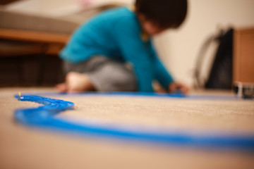 一人で遊ぶ男の子