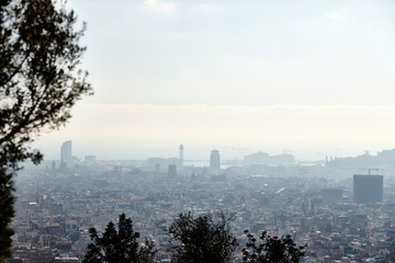 Naklejka premium Vista de Barcelona en medio de la contaminación