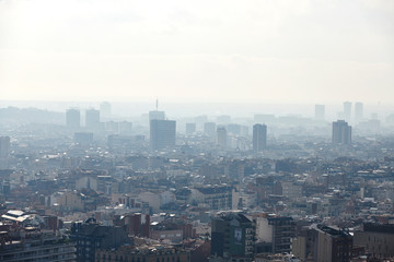 Fototapeta na wymiar Vista de Barcelona en medio de la contaminación