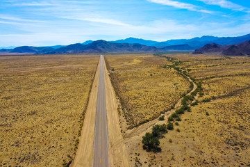 Fototapeta na wymiar Luftbild: Panoramische Ansicht einer Wüstenstraße in Death Valley
