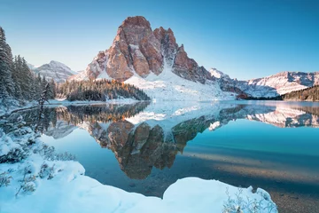 Gordijnen Eerste sneeuw Morning at Lake in Mount Assiniboine Provincial Park Canada Besneeuwde winter bergmeer in een winterse sfeer. Natuur in de Rocky Mountains. Mooi achtergrondfotoconcept. © Michal