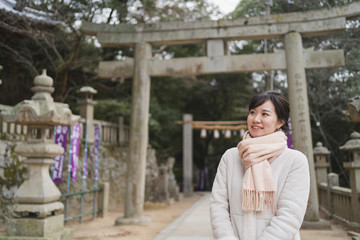 お参りする女性