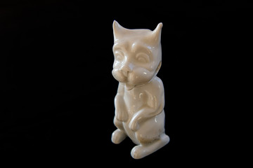 Kuriose kleine Porzellanfigur in Form eines Hundes - Solche Einzelstücke sind bei Sammlern sehr...