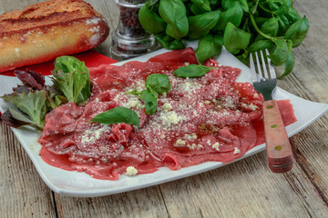carppaccio de boeuf dans une assiette