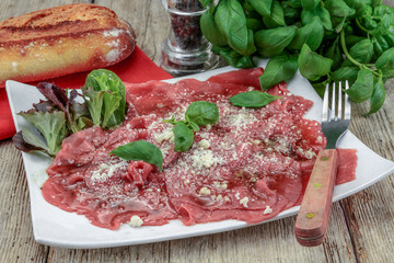 carppaccio de boeuf dans une assiette