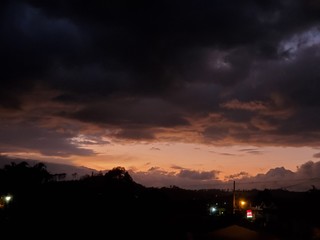 Atardecer sobre la montaña