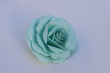 折り紙で作った青緑色のバラの花