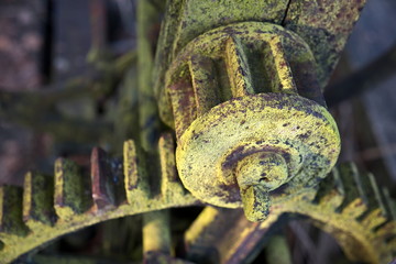 Rost, Korrosion an Zahnrad aus Metall an alter Maschine