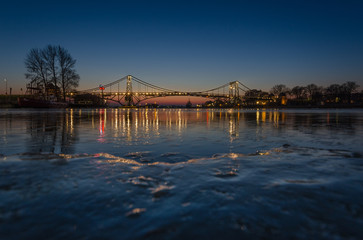 Kaiser Wilhelm-Brücke bei Nacht