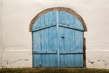 Puerta de madera azul.