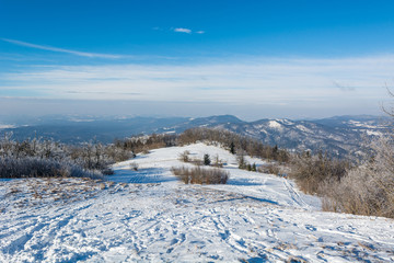 Obraz premium Spectacular winter panorama above froyen karst lake.