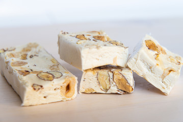 Pezzi di torrone morbido su tagliere bianco