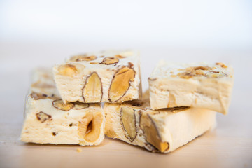 Pezzi di torrone morbido su tagliere bianco