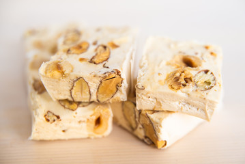 Pezzi di torrone morbido su tagliere bianco