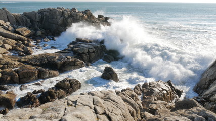 Mer d&eacute;cha&icirc;n&eacute;e sur les rochers