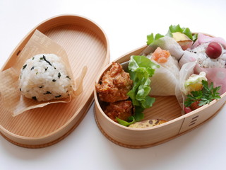 曲げわっぱのおにぎり弁当