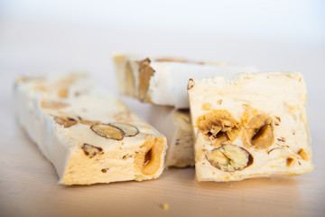 Pezzi di torrone morbido su tagliere bianco